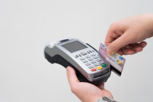 Allerta POS: ecco cosa rischi se rifiuti il pagamento con carta