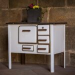 Immagine di stufa moderna e camino, simbolo del bonus di 8000 euro per ristrutturazione nel 2025.