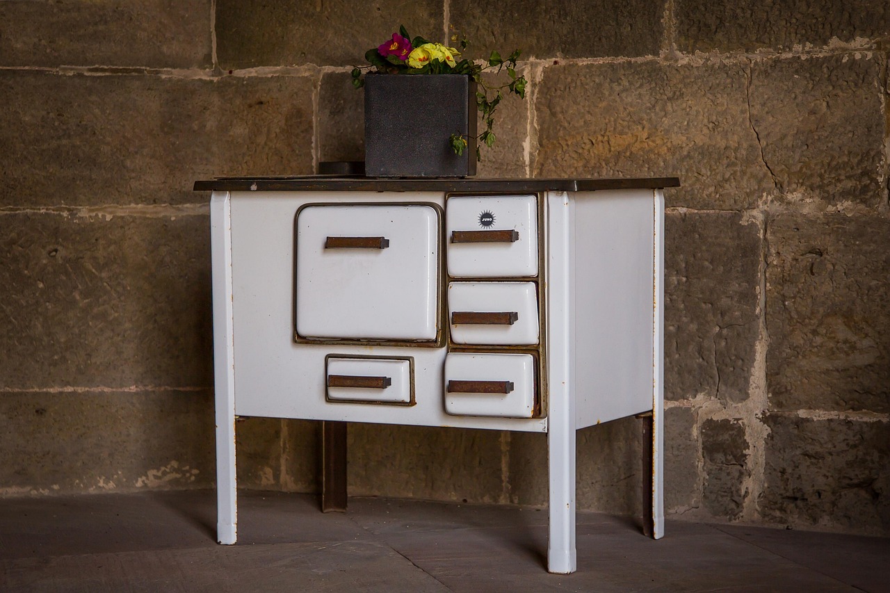 Immagine di stufa moderna e camino, simbolo del bonus di 8000 euro per ristrutturazione nel 2025.