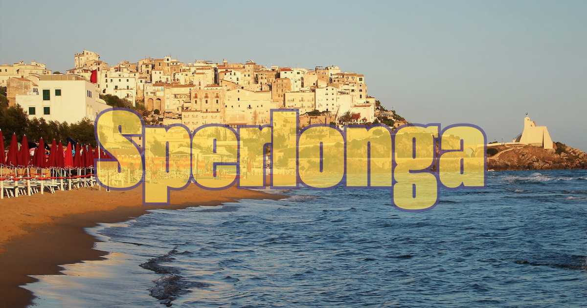 Vincitore del Superenalotto mostra il biglietto con il 6 centrato e sorridente.