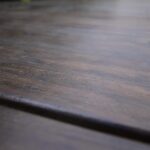 Cera per mobili fatta in casa per legno lucido e protetto, con ingredienti naturali e semplici.