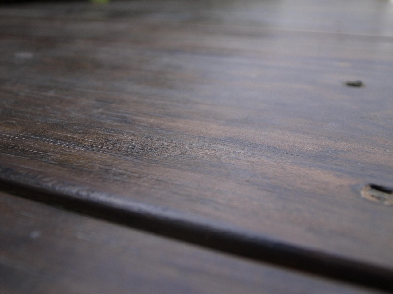 Cera per mobili fatta in casa per legno lucido e protetto, con ingredienti naturali e semplici.