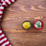 Immagine di un vestito con macchie di sugo e detergente per rimuoverle.