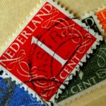 Francobolli rari in esposizione, simbolo di collezionismo e valore economico.