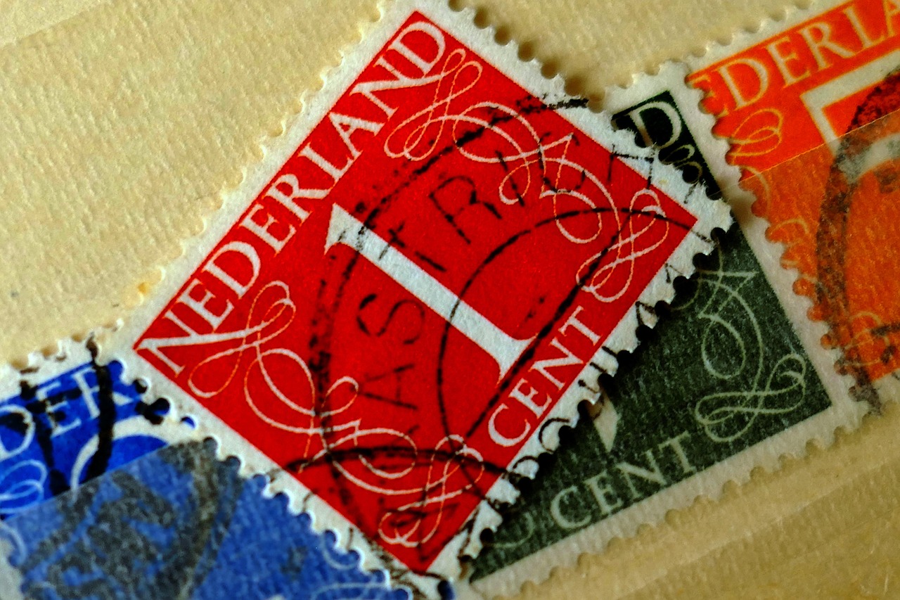 Francobolli rari in esposizione, simbolo di collezionismo e valore economico.