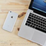 Batteria gonfia e schermo rotto di uno smartphone su un tavolo, pronto per il riacquisto.