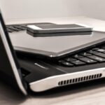 Negozio di elettronica con un cliente che ritira dispositivi usati per il riciclo nel 2026.