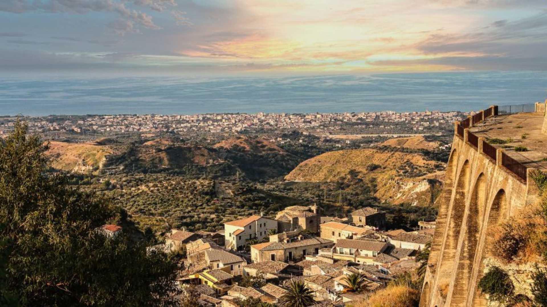 Panorama di un suggestivo paese siciliano, con stradine acciottolate e paesaggi mozzafiato.