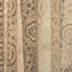 Tende bianche e pulite appese, illustrate nel processo di sbiancamento senza candeggina.