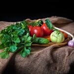 Verdura fresca e colorata su un tavolo, simbolo della salute dei reni e della lotta contro la ritenzione idrica.