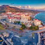 Vista panoramica delle isole campane, con acque cristalline e paesaggi mozzafiato.