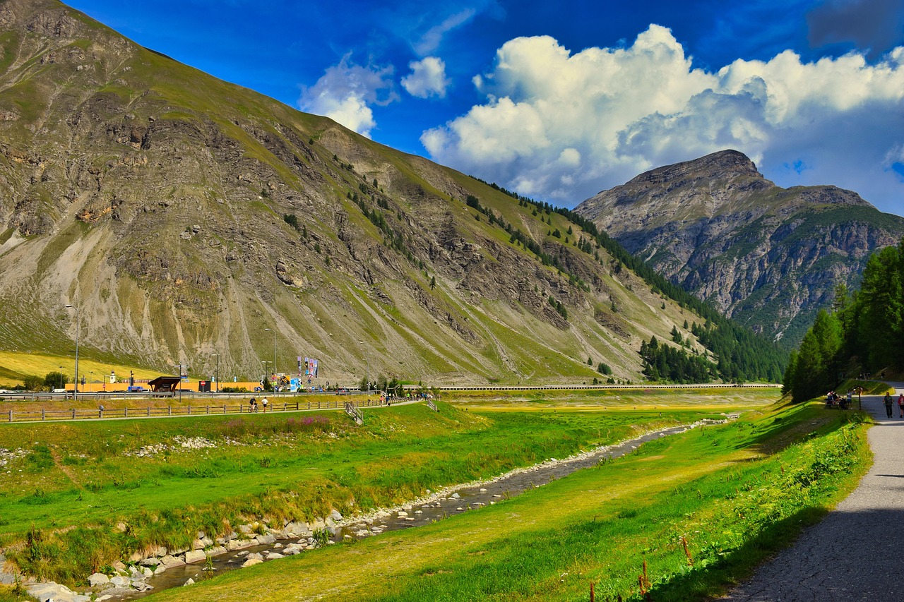 Panorama delle valli altoatesine, caratterizzato da montagne e verdi pascoli.
