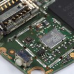 Immagine del Nokia 6310i, cellulare retrò, con schermo grande e tasti fisici, simbolo di un'epoca passata.