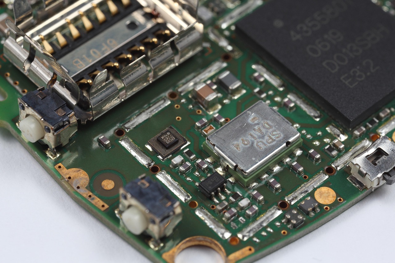 Immagine del Nokia 6310i, cellulare retrò, con schermo grande e tasti fisici, simbolo di un'epoca passata.