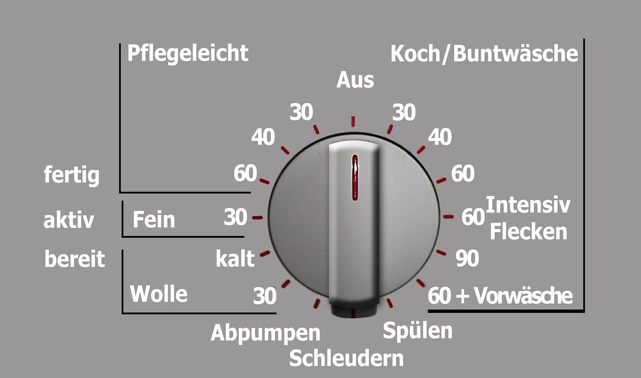 Immagine di diverse planetarie da cucina con accessori e ingredienti per preparare ricette.