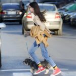 Cane seduto sui piedi del proprietario, simbolo di affetto e protezione.